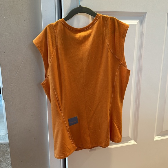 Lululemon hiking tank - Picture 2 of 6